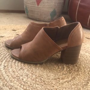 Cute lil’ tan shoe!